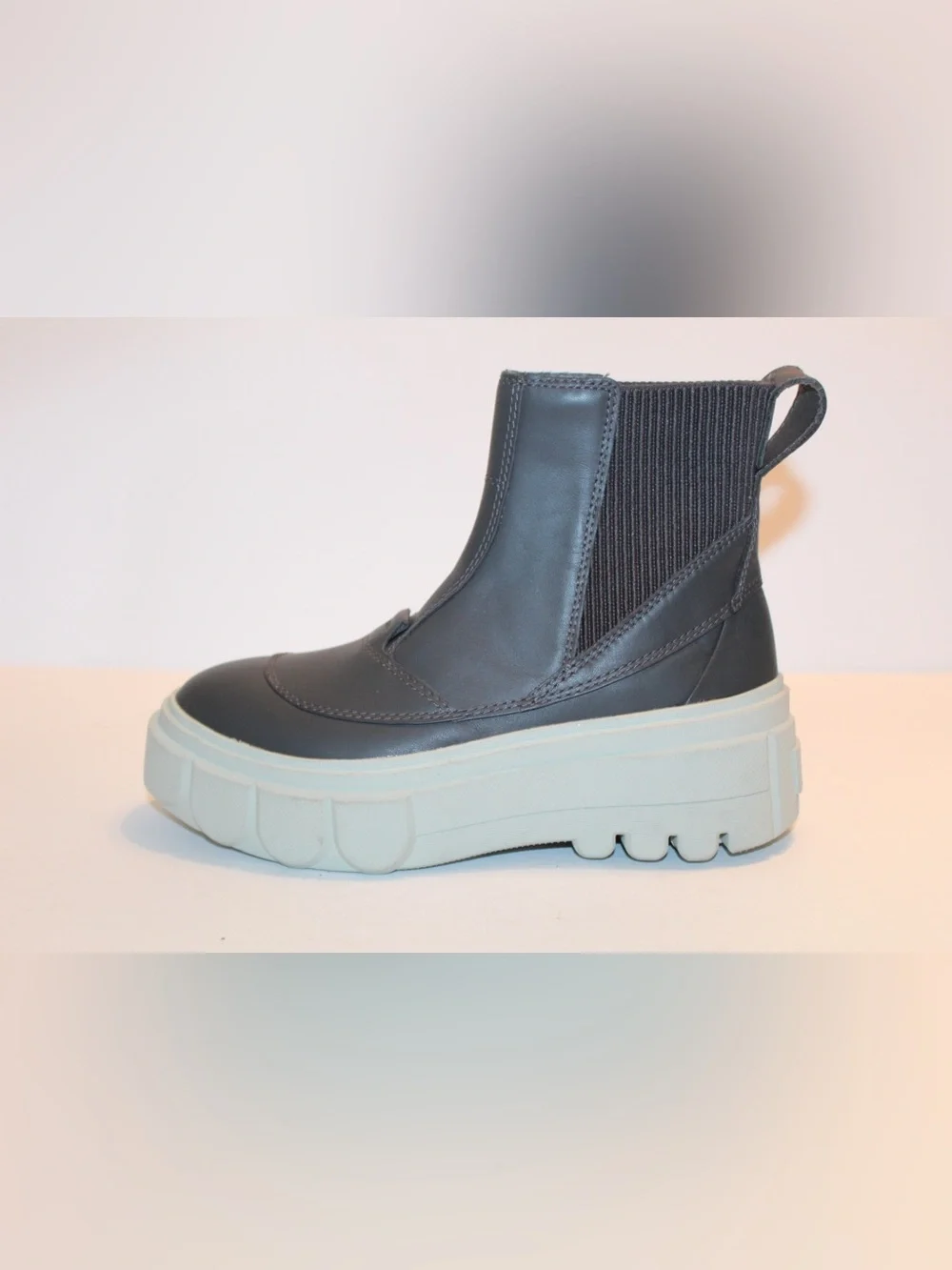 Sorel Caribou x Waterproof Chelsea Boots Women’s Size 5.5